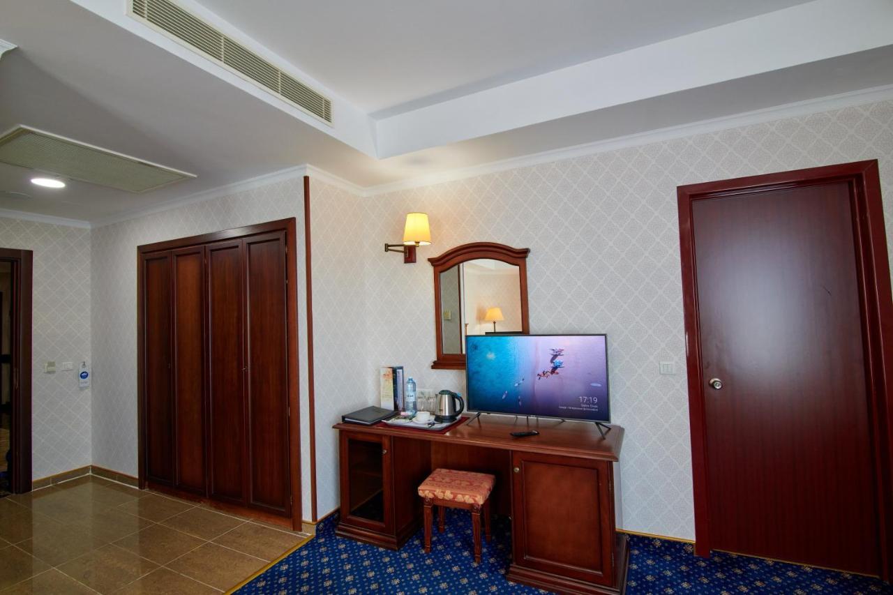 Grand Hotel Victory Ακτάου Εξωτερικό φωτογραφία A room at the hotel