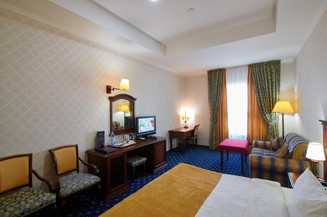 Grand Hotel Victory Ακτάου Εξωτερικό φωτογραφία A room at the hotel