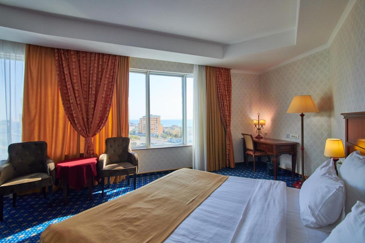Grand Hotel Victory Ακτάου Εξωτερικό φωτογραφία A room at the Radisson Blu Hotel, Baku