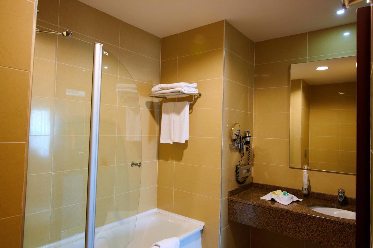 Grand Hotel Victory Ακτάου Εξωτερικό φωτογραφία A shower door