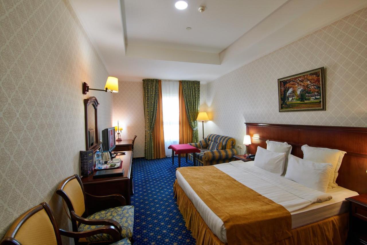 Grand Hotel Victory Ακτάου Εξωτερικό φωτογραφία A room at the hotel
