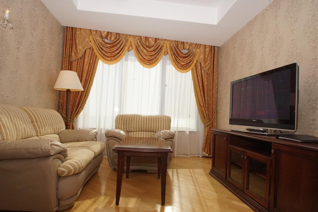 Grand Hotel Victory Ακτάου Εξωτερικό φωτογραφία A living room with a television